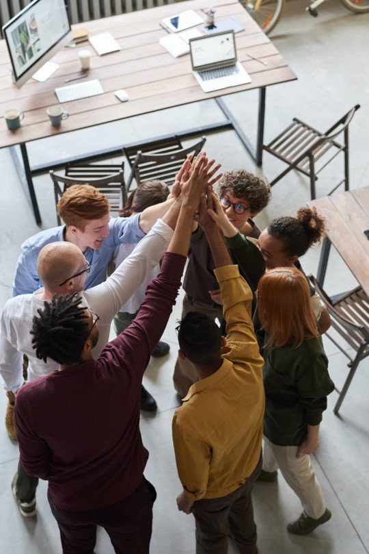 Equipe reunida em nossos valores